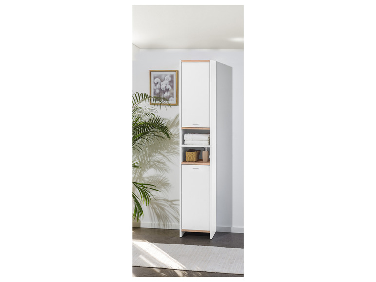 Une armoire de salle de bain blanche avec deux portes et une étagère ouverte.