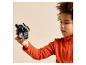 Enfant en polaire orange tenant un vaisseau spatial jouet noir et blanc.