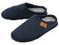 Une paire de chaussons en feutre bleu foncé avec un détail en cuir marron clair.