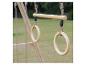 Anneaux de gymnastique en bois avec barre suspendus dans un jardin.