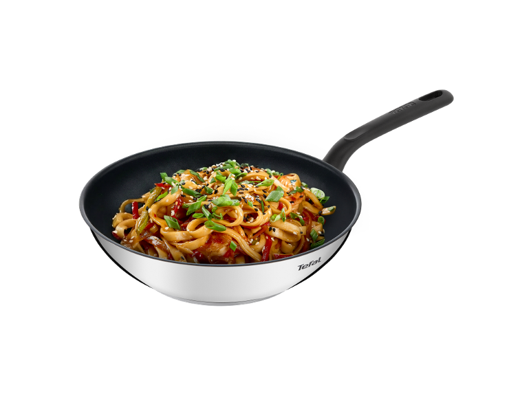 Poêle wok avec nouilles, légumes et graines de sésame