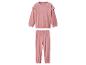 Pyjama en velours rose avec un haut à volants et un pantalon assorti.