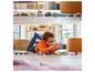 Un enfant joue avec des voitures et des avions LEGO®.