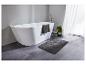 Une baignoire blanche avec un tapis de bain gris dans une salle de bain moderne.