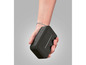Un haut-parleur Bluetooth portable noir dans une main.