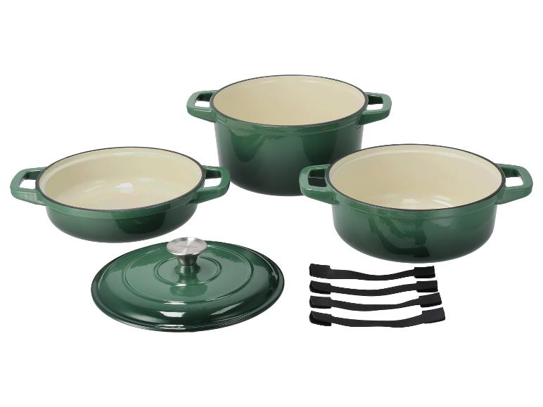 Un ensemble de trois casseroles en fonte verte avec couvercle.