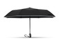 Un parapluie noir avec une bordure grise.