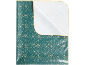 Papier cadeau sarcelle avec des étoiles dorées et un coin plié révélant le verso blanc.