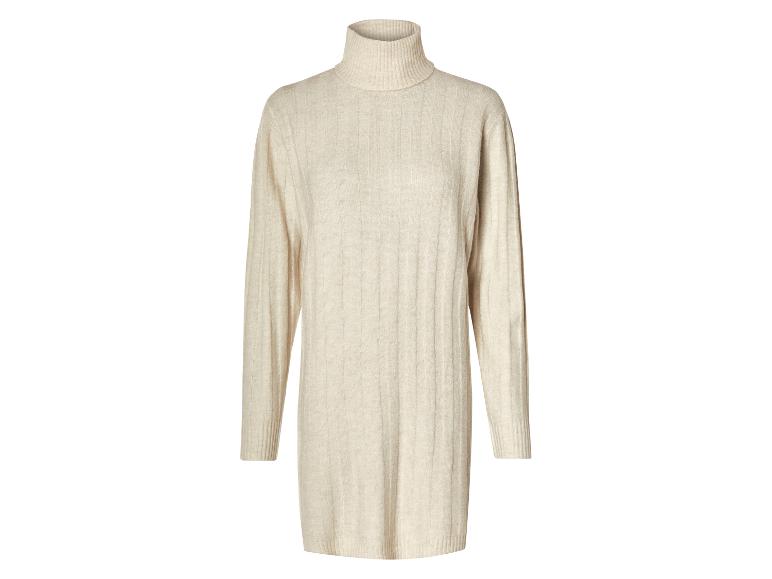 Robe pull beige longue à col roulé.