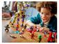 Un enfant joue avec un ensemble LEGO Ninjago, comprenant un dragon et des figurines.