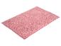 Tapis de bain rose, doux et absorbant, avec une texture moelleuse.