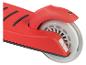 Roue et deck de trottinette rouge.