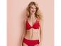 Une femme porte un soutien-gorge et une culotte rouges en dentelle.
