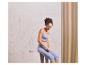 Une femme en tenue de sport utilise une balle de massage pour la récupération musculaire.