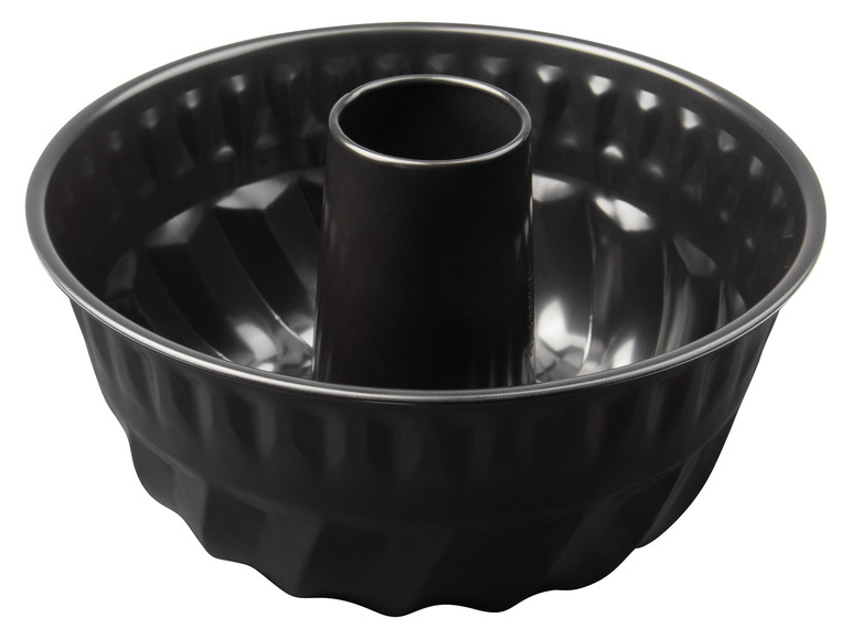 Un moule à cake bundt noir avec un tube central.