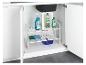 Armoire de cuisine avec deux étagères pour ranger des produits de nettoyage, y compris W5 Glas-Reiniger et des éponges.