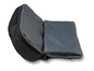 Un sac à dos noir ouvert avec un compartiment pour ordinateur portable.