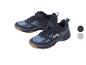 Une paire de chaussures de sport bleues avec fermeture velcro et lacets, avec des détails blancs et marron.