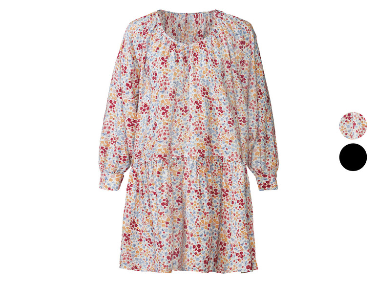 Une robe blanche à manches longues recouverte de petites fleurs.