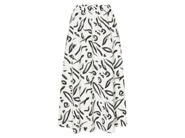 Longue jupe blanche à motifs noirs abstraits.