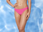 Une femme porte un bas de bikini rose.