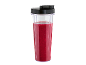 Gobelet mélangeur avec smoothie rouge et couvercle noir.