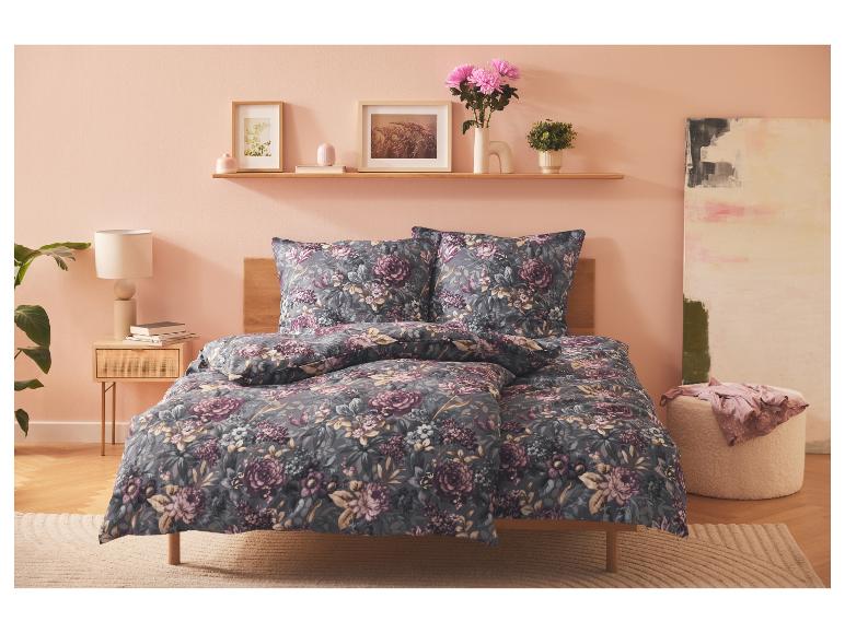 Parure de lit fleurie, style floral, tons pourpres et gris.