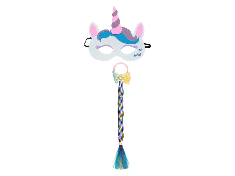 Un masque de licorne et une tresse arc-en-ciel pour cheveux.