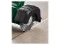 Un outil vert avec une brosse pour nettoyer les carreaux.