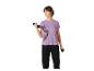 Femme en t-shirt de sport lilas imprimé léopard et pantalon de jogging noir, soulevant des haltères.