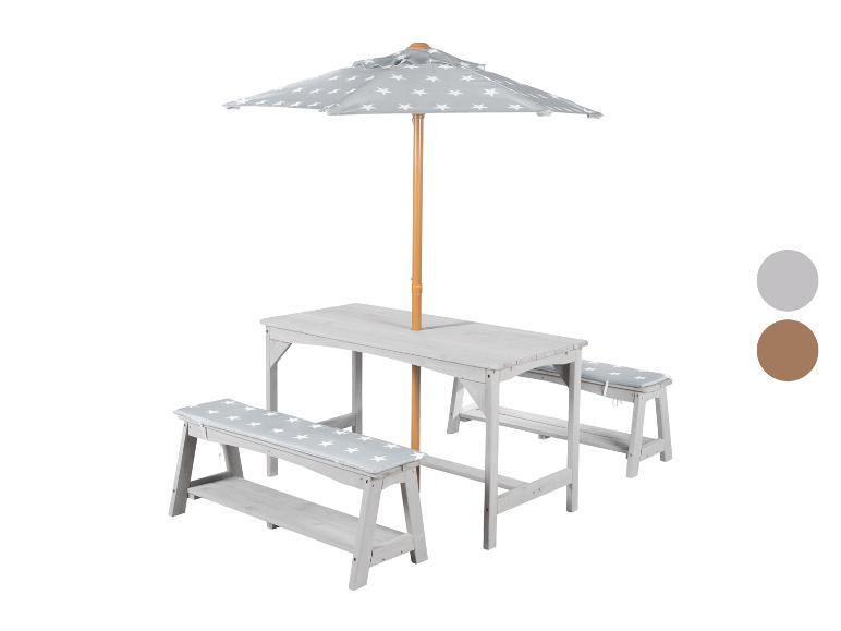 Table et bancs en bois pour enfants avec parasol gris à étoiles blanches.