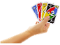 Une main tient quatre cartes colorées avec des chiffres et des symboles.