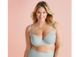 Une femme porte un soutien-gorge et une culotte de couleur vert clair.