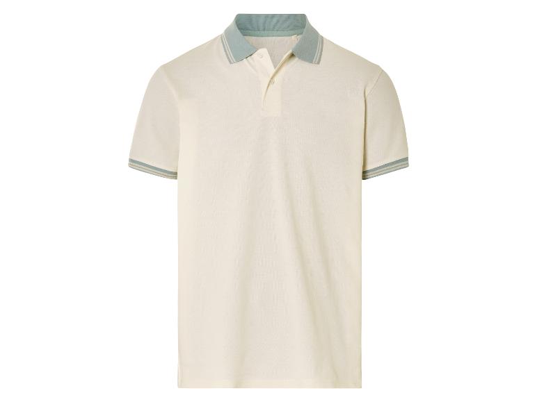 Polo beige à col contrastant.