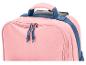 Gros plan d'un sac à dos rose avec des sangles bleues et des tirettes de fermeture éclair, montrant la poignée supérieure.