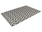 Un tapis d'extérieur noir et blanc avec un motif géométrique.