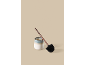 Brosse de toilette noire avec manche en cuivre et porte-brosse en céramique.