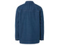 Une veste en jean bleu foncé à manches longues.