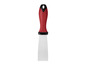 Une spatule en métal avec une poignée rouge.
