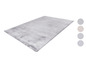 Un tapis gris avec une surface pelucheuse.