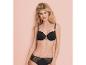 Un soutien-gorge et une culotte noirs en dentelle.