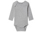 Un body bébé gris à manches longues.