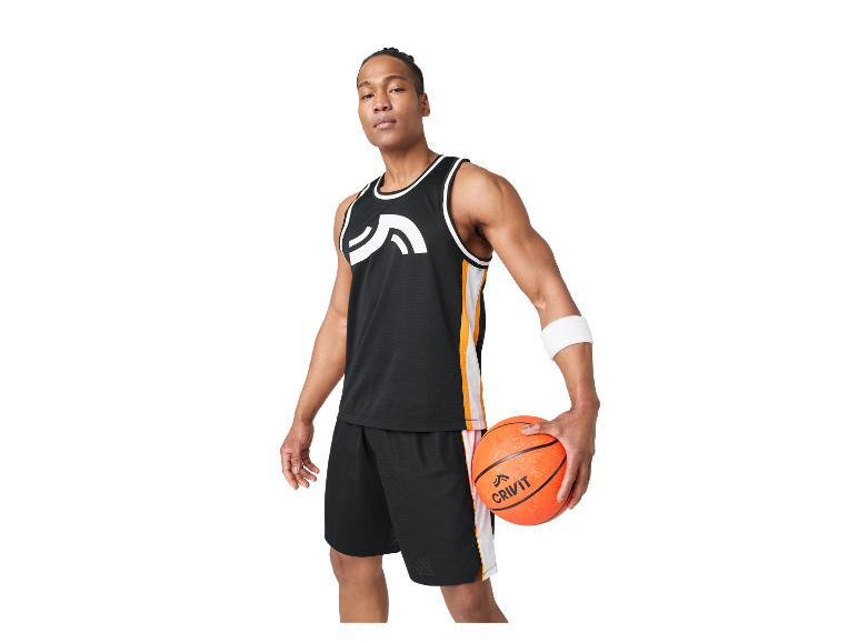 Homme avec ballon de basket Crivit.