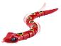 Un serpent de jouet rouge, segmenté, qui se déplace.
