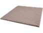 Couverture matelassée marron clair pliée avec de petits motifs brodés.