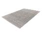 Tapis rectangulaire gris clair, posé sur un fond blanc.