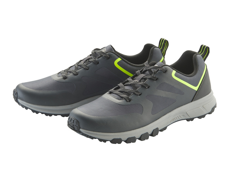 Deux paires de baskets noires avec des accents verts.