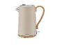 Bouilloire SilverCrest beige avec poignée en bois.