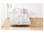 Literie blanche avec un motif gris abstrait.