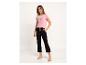 Femme en t-shirt rose imprimé 'BLOOM' et pantalon de survêtement noir.